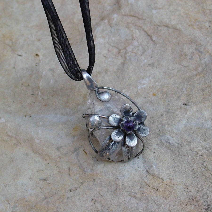 Surový křišťál s ametystovým kvítkem