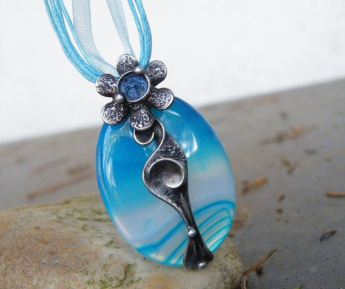 Modrý kvítek...(Achát, sklo)