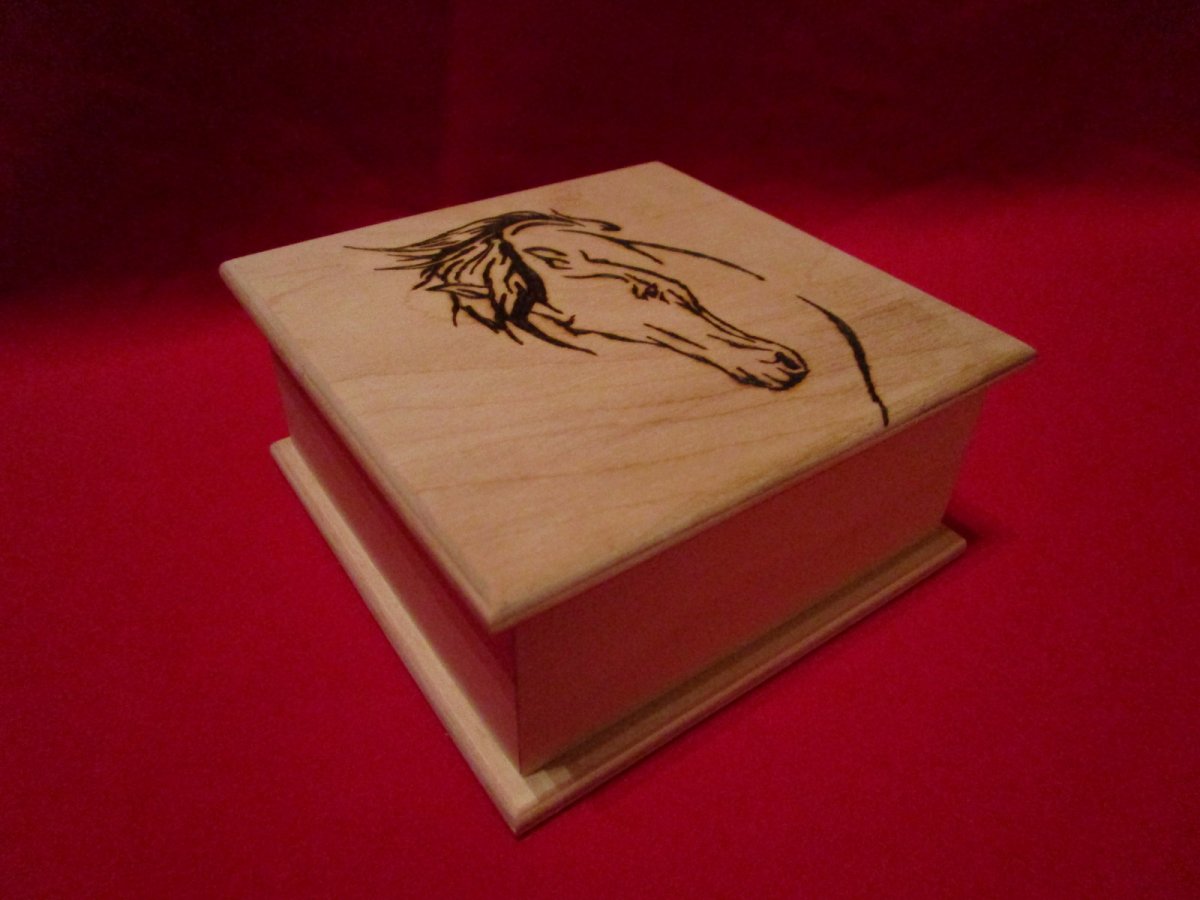 krabička s koníkem na víku