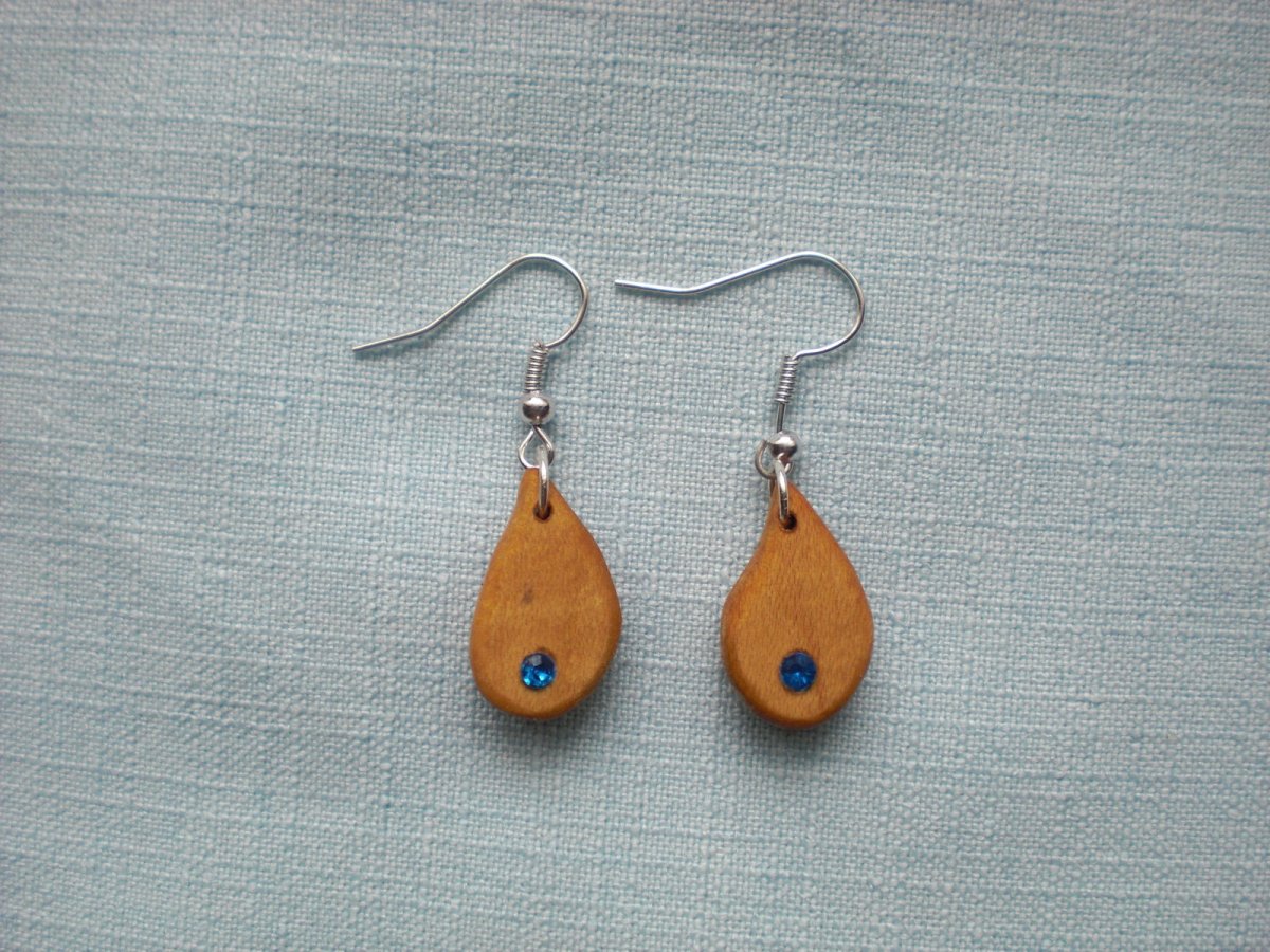 náušnice z jabloňového dřeva 2