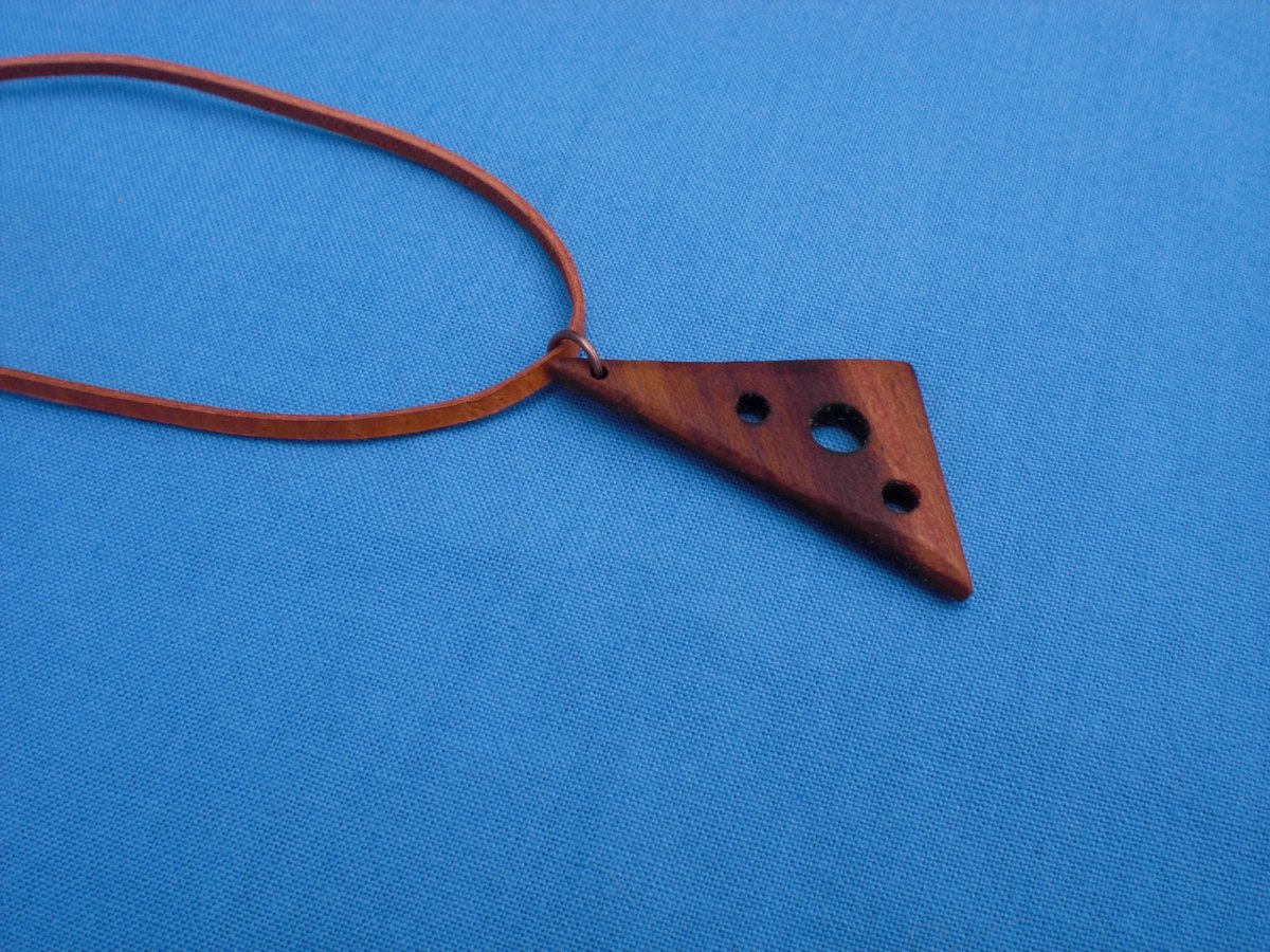 malý přívěsek na kůži 2