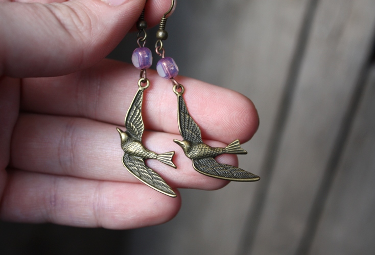 Náušnice - starobronzové vintage vlaštovky s růžovou