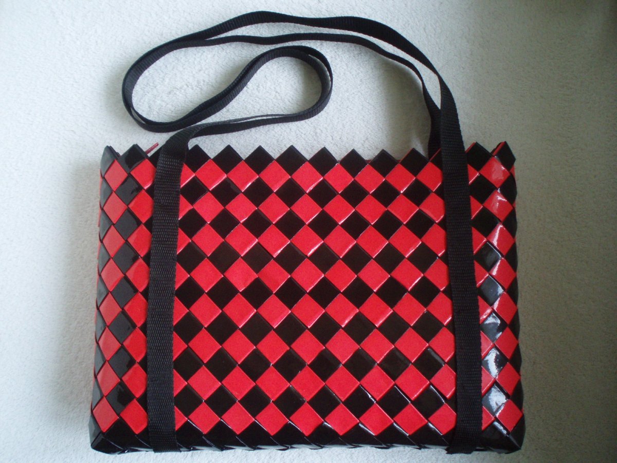 Červenočerná kabelka