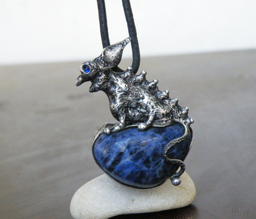 Temníček bodlinatý - noční tvor (sodalit) 