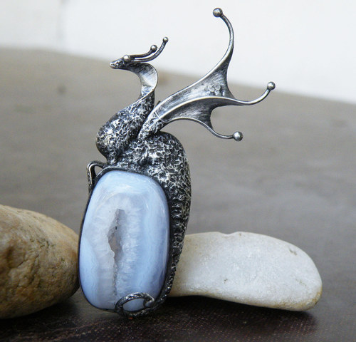 Alfran - strážce bílé jeskyně (chalcedon s drůzkou)