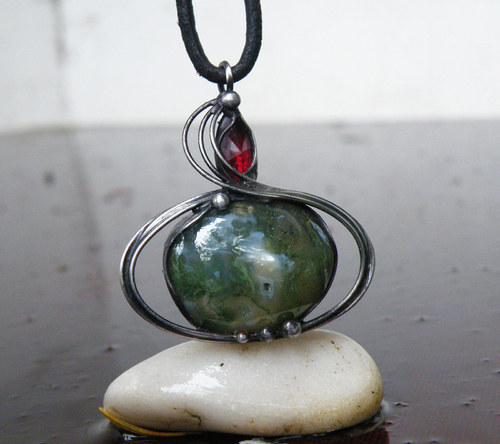 Lávë...(mechový achát, sklo)