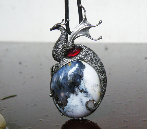 Akzaran -z tajemné skály...(merlinit xxl)