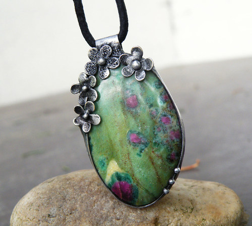 Rozkvetlá louka...(rubín ve fuchsitu)