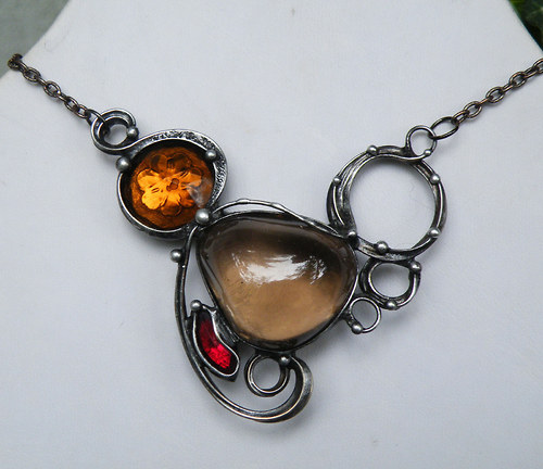 Kroužení... ve stínu...(záhněda, sklo)