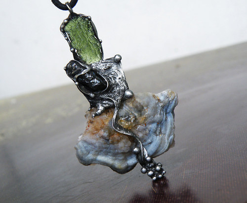 Nejasná zpráva o konci světa (hadí achát, vltavín)