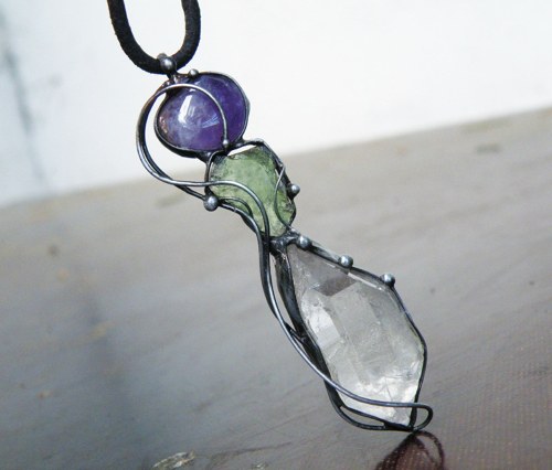Amulet energie...(ametyst, vltavín, křišťál)
