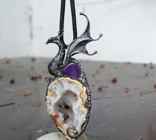 Arion...strážce jeskyně...(achát, ametyst)