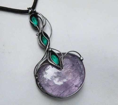 Nausë...(ametyst, sklo)