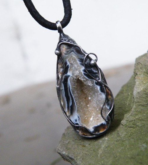 Jeskyňka plná krystalů...( peříčkový achát) 