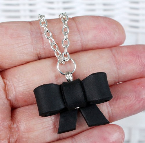 černá mašlička na krk