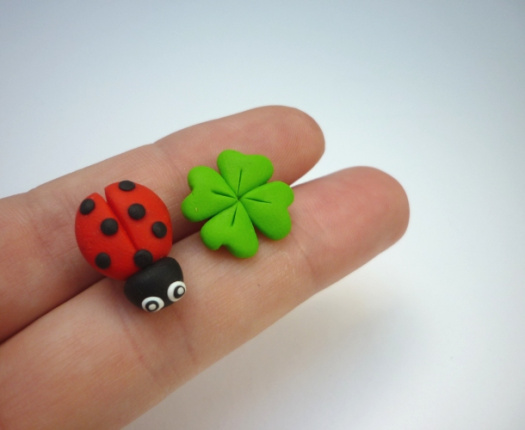 Náušnice fimo beruška a čtyřlístek