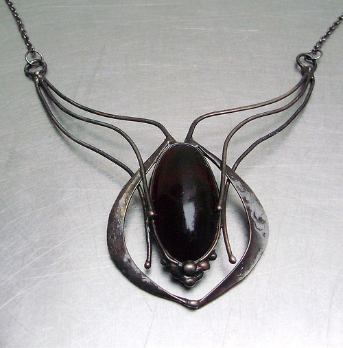 V BARVÁCH RUBÍNU NÁHRDELNÍK