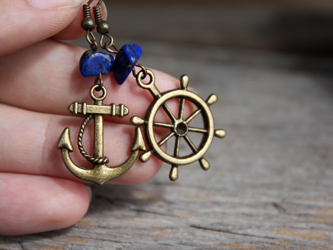 Námořnické náušnice - kotvy a kormidlo s lapis lazuli kamínky