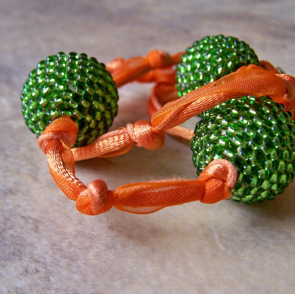 Oranžovo zelený náhrdelník "Ve znamení uzlíků II."