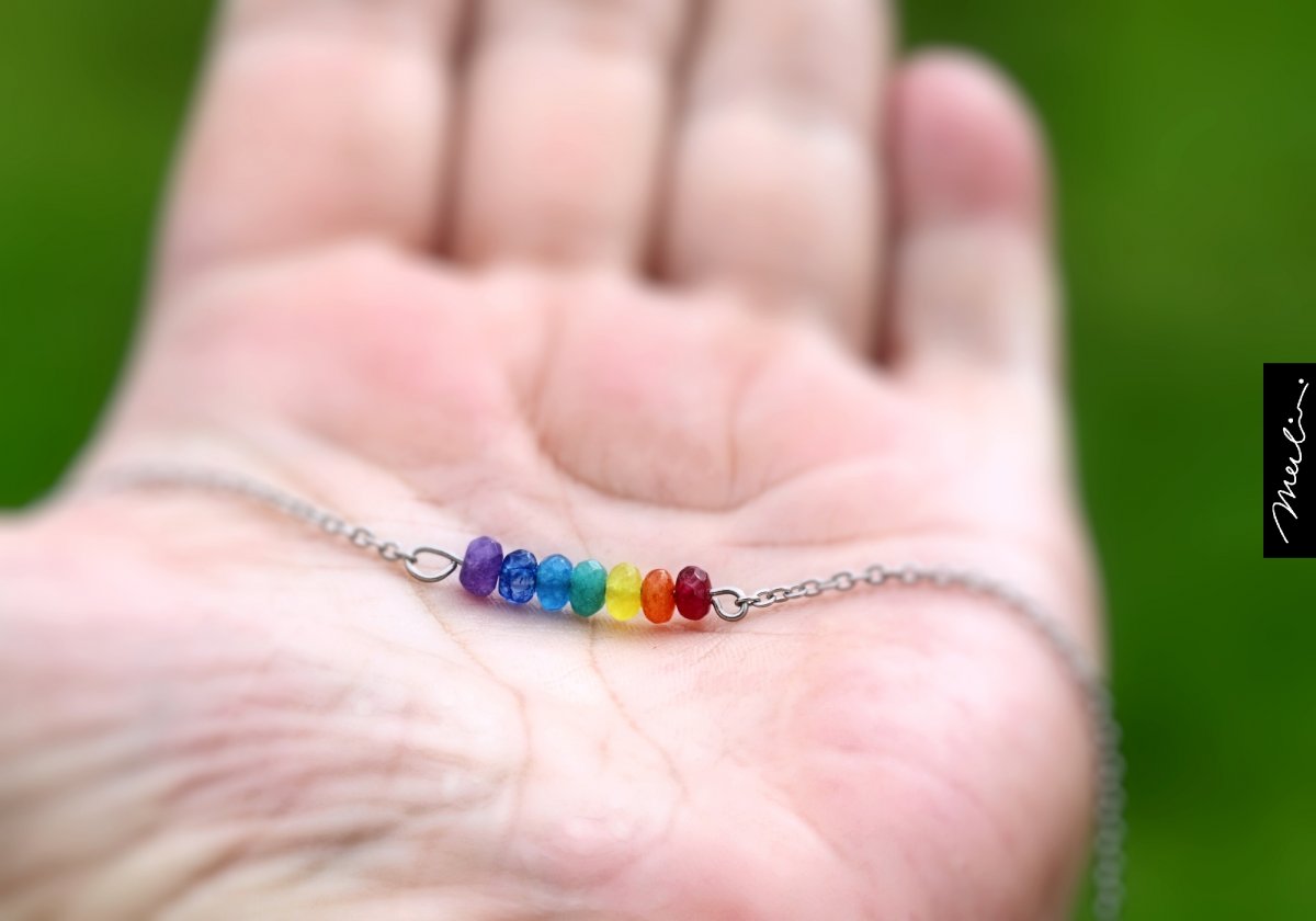 Něžný náhrdelník čakrový z minerálů - nerez