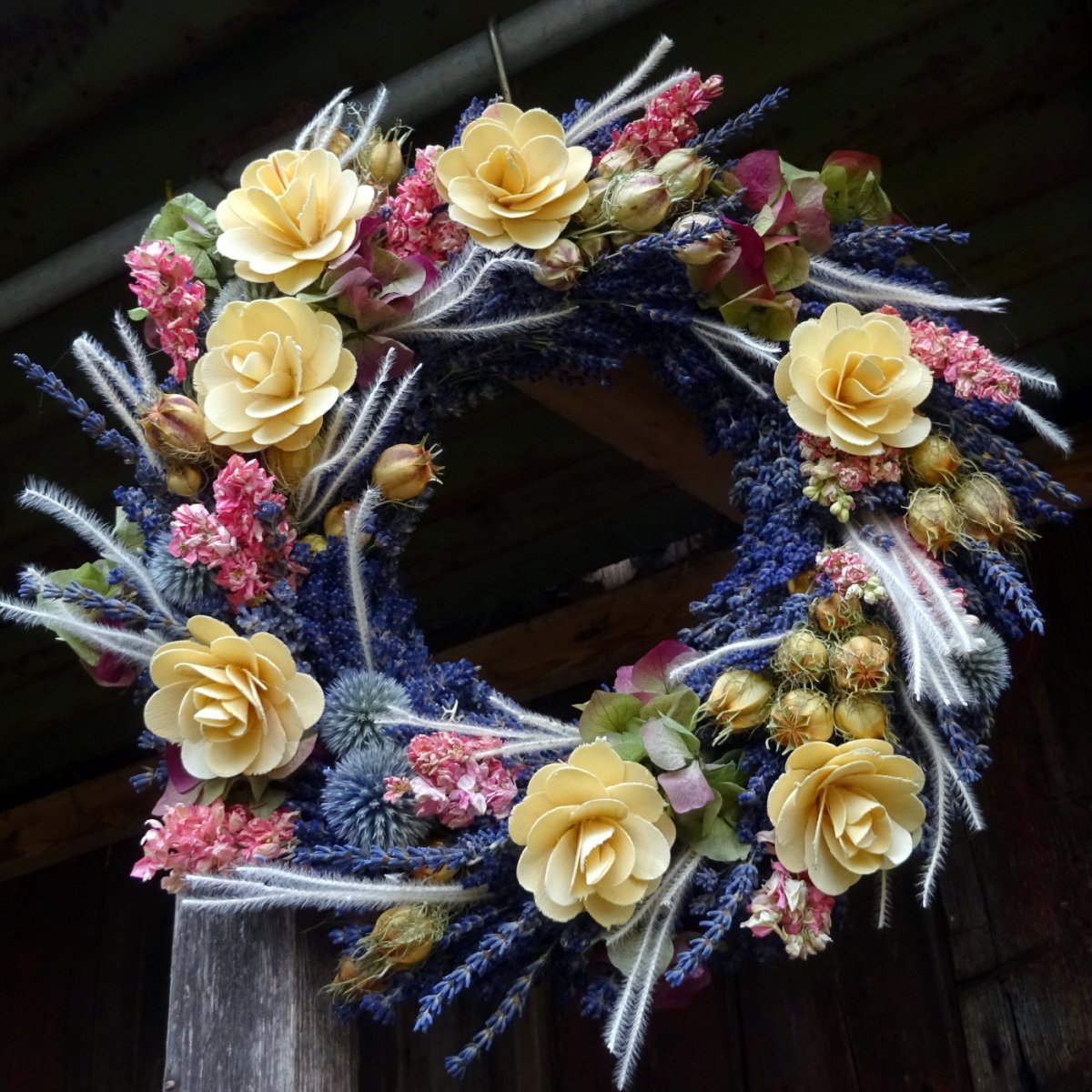 Věnec - S dřevěnými růžemi