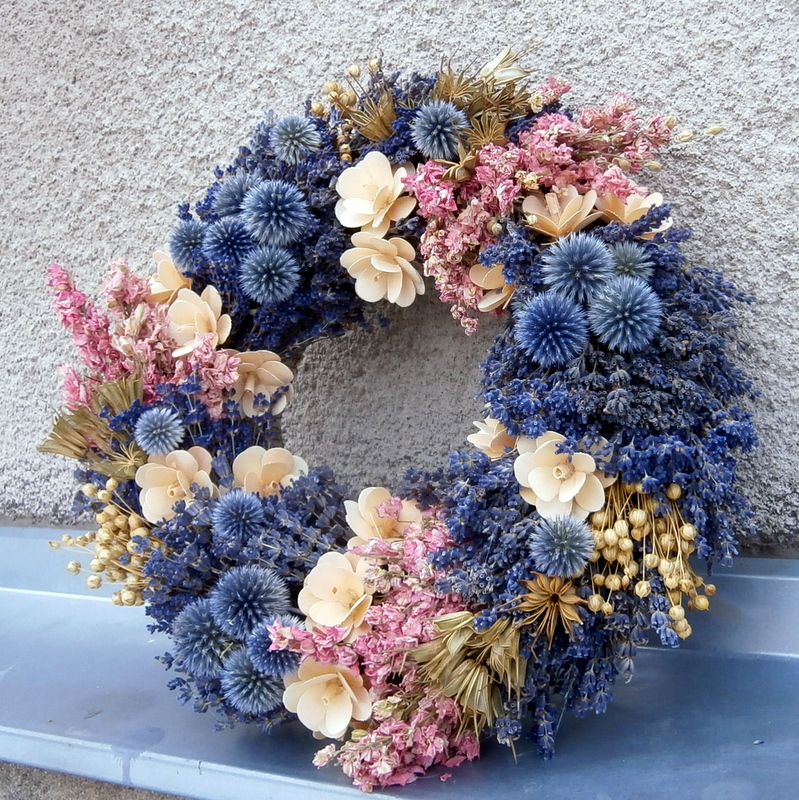 Mnoho růží dřevěných...