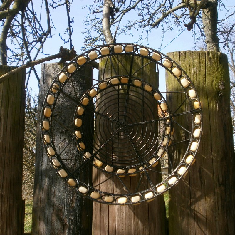 Když se snoubí dřevo a kov- drátovaná mísa