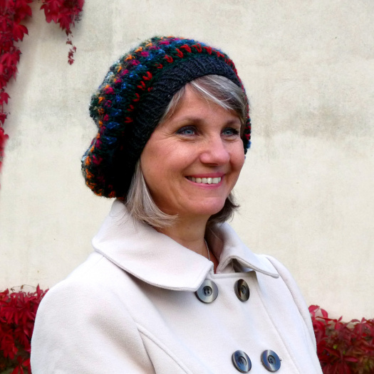 Pletený baret - antracit s barevnými pruhy