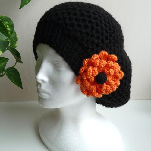 Černý baret s divokým květem