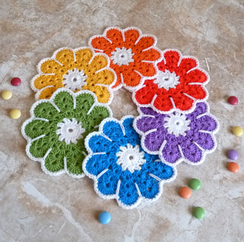 Háčkované podtácky v barvách duhy