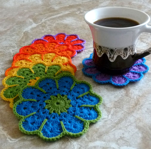 Háčkované podtácky v barvách duhy