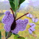 Motýlek modrofialový - háčkovaná aplikace