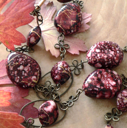 Dlouný náhrdelník - vínový s kresbou