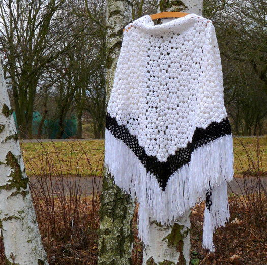 Háčkovaný šátek - bílé květy nocí lapené