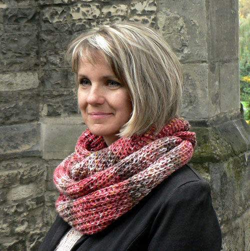 Nákrčník v malinovém tweedu 