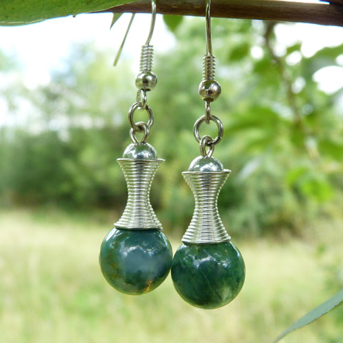 Z mlhy vystupující (achát mechový)