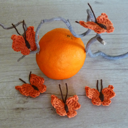 Háčkovaný motýlek oranžový (aplikace)