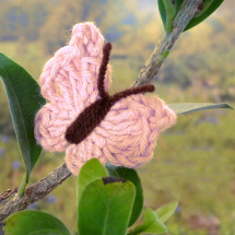 Motýlek růžový - háčkovaná aplikace