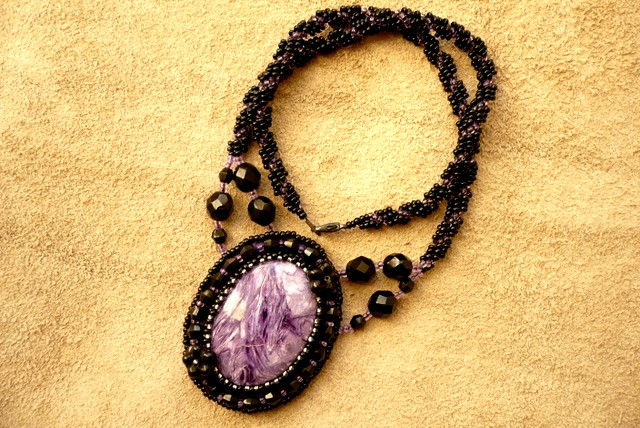 Čaroit v černé - náhrdelník