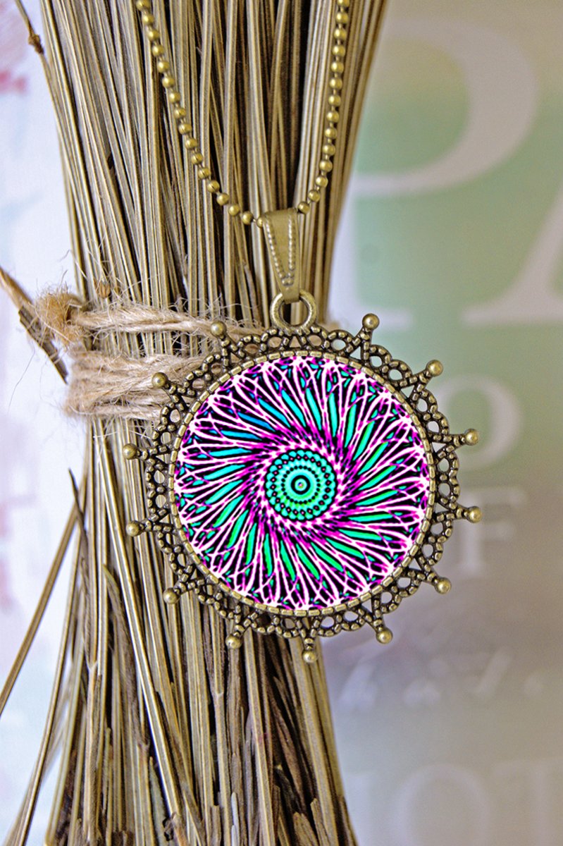 Fialová spirála - Ozdobný přívěsek na krk 