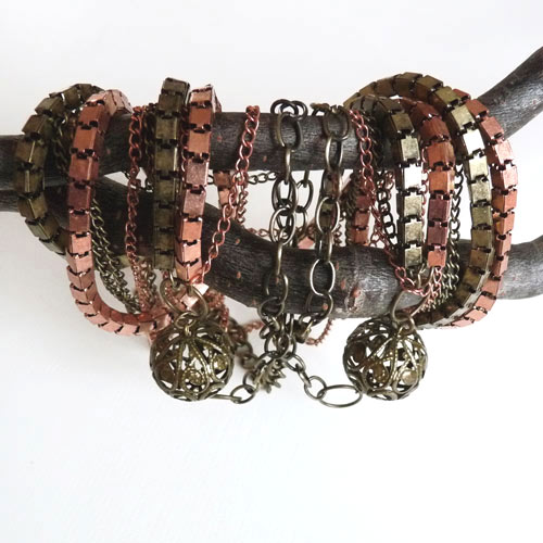 V řetězech (dlouhý náhrdelník)