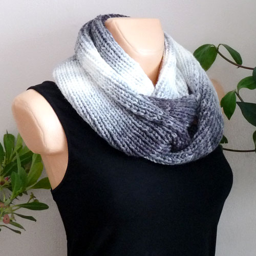 Nákrčník v šedobílé barvě