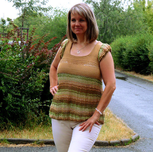 Top - v přírodních béžovo-zelených barvách