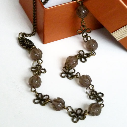 Jemný květinový náhrdelník (záhněda)