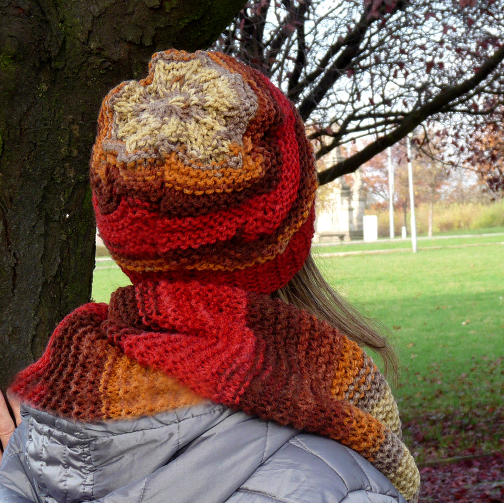 Rozcuchaná čepice v barvách podzimu