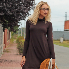 Tmavě hnědé zvonové šaty s dlouhým rukávem
