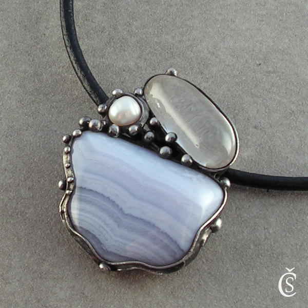 Mořská pěna - Chalcedon, Křišťál, perla