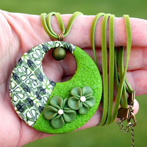 vzorovaný náhrdelník