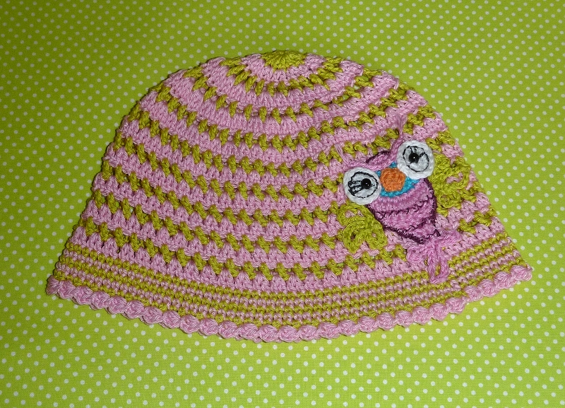 Háčkovaná čepička s aplikací sovičky