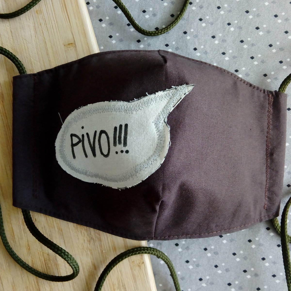 Hnědá rouška s nápisem Pivo!